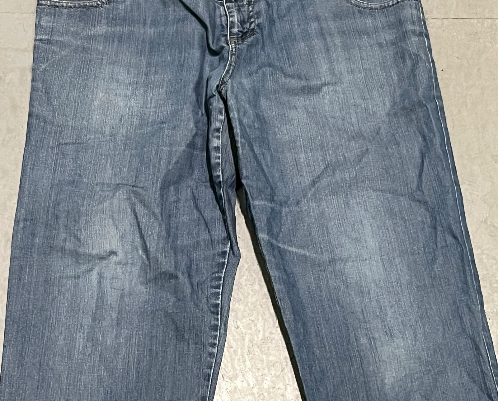 Calça jeans azul com letras de strass na parte de trás – photo 3